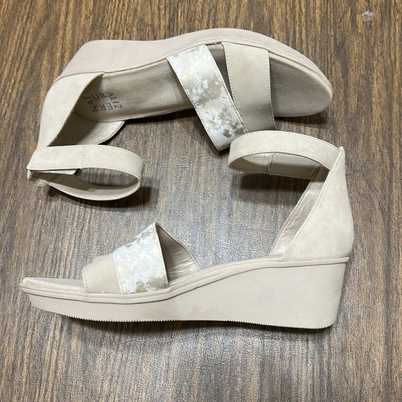 Naturalizer Women's Theron Beige/ Gold Wedge Sandals, Size 9 - Picture 9 of 13